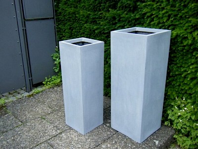 B Ware- Pflanzkübel Fiberglas hoch 30x30x90cm, feine Beton-Optik